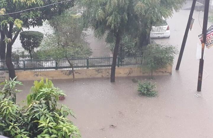 बारिश इतनी तेज थी कि दिल्ली-एनसीआर में जाम की स्थिति बन गई और पूरा शहर रेंगने लगा. वहीं दिल्ली से सटे इलाके गाजियाबाद, मेरठ, नॉए़डा, गुड़गाव और फरीदाबाद में भी भारी बारिश हुई है. (तस्वीर-सोशल मीडिया)
