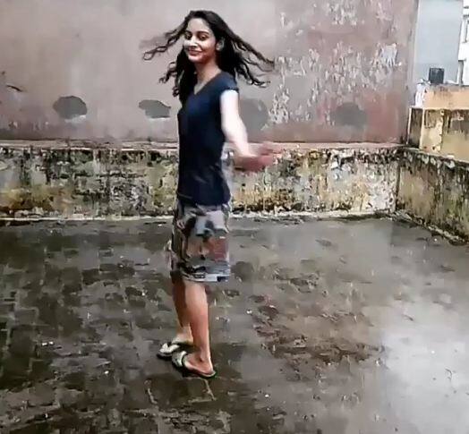 पानी में भीगते हुए ये लड़की कुछ ऐसे ही बूमरैंग बनवाते हुए मस्ती कर रही हैं. फोटोः इंस्टाग्राम
