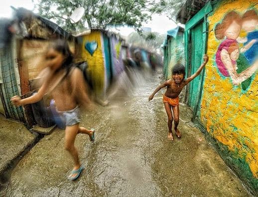 बच्चे पानी भरते ही अपनी नाव चलाने में पीछे नहीं रहते. फोटोः इंस्टाग्राम