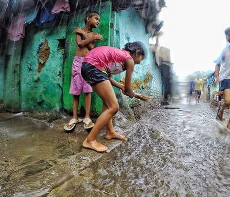बच्चे ऐसे में कहा पीछे रहने वाले हैं. बच्चों को तो जैसे बारिश का ही इंतजार होता है. फोटोः इंस्टाग्राम