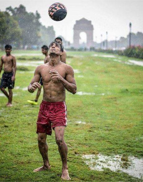 तेज बारिश के बीच इंडिया गेट पर मौजूद लोगों ने अपने अंदाज में जमकर मस्ती की और बरसात के मौसम में रंगीन होते नजर आए. तस्वीर-सोशल मीडिया
