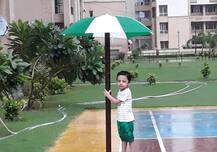 बारिश से सुहाना हुआ मौसम, मस्ती के मूड में नजर आए दिल्ली के लोग