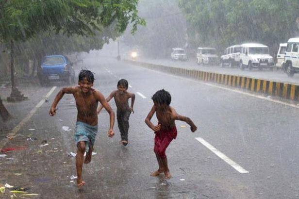 बताते चलें कि दिल्ली से सटे इलाके गाजियाबाद, मेरठ, नॉए़डा, गुड़गाव और फरीदाबाद में भी भारी बारिश हुई है. वही इस बारिश से पश्चिमी उत्तर प्रदेश के किसानों में खुशी कर लहर दौड़ गई है. तस्वीर-सोशल मीडिया
