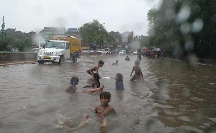 बड़ो के साथ बच्चें भी बारिश का मजा लेने से खुद को नहीं रोक पाए. पार्क, सड़क और मैदानों में पानी-पानी खेलते हुए बच्चों की मस्ती इस तस्वीर में कैद है. तस्वीर-सोशल मीडिया