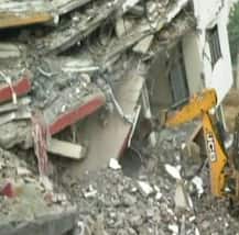 ग्रेटर नोएडा: शाहबेरी के बाद मुबारकपुर गांव में जमींदोज हुई तीन मंजिला इमारत