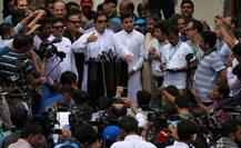 जश्न में डूबे इमरान खान की पार्टी के समर्थक, लाहौर की सड़कों पर लहराया विजय पताका