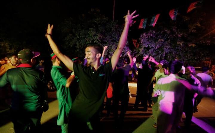 समर्थकों में खुशी इस बात को लेकर भी है कि उनका चहेता नेता अकेले अपने दमपर पाकिस्तान की सत्ता पर काबिज होने जा रहा है. फोटोः एपी 