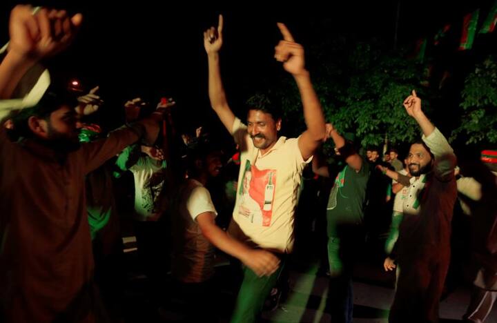 पिछले पांच साल से पाकिस्तान की सत्ता संभाल रही पूर्व पीएम और पाकिस्तान के कदावर नेता नवाज शरीफ की पार्टी पीएमएल (एन) की सत्ता से विदाई होने जा रही है. फोटोः एपी 