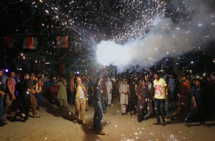 खास बात ये है कि इमरान खान को एक सफल कप्तान की भूमिका बखूबी निभाने के बाद अब उन्हें राजनीति की बेहतरीन पारी खेल कर खुद को दूसरों से बेहतर साबित करना होगा. फोटोः एपी