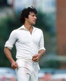 प्लेबॉय जैसी छवि वाले इमरान का मैदान पर ऐसा जलवा था कि संजय मांजरेकर उनकी कप्तानी में खेलना चाहते थे