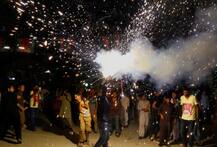 जश्न में डूबे इमरान खान की पार्टी के समर्थक, लाहौर की सड़कों पर लहराया विजय पताका