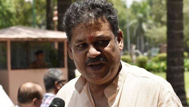 जब इमरान खान की तरह राजनीति की पिच पर नहीं चमक पाए ये भारतीय क्रिकेटर्स