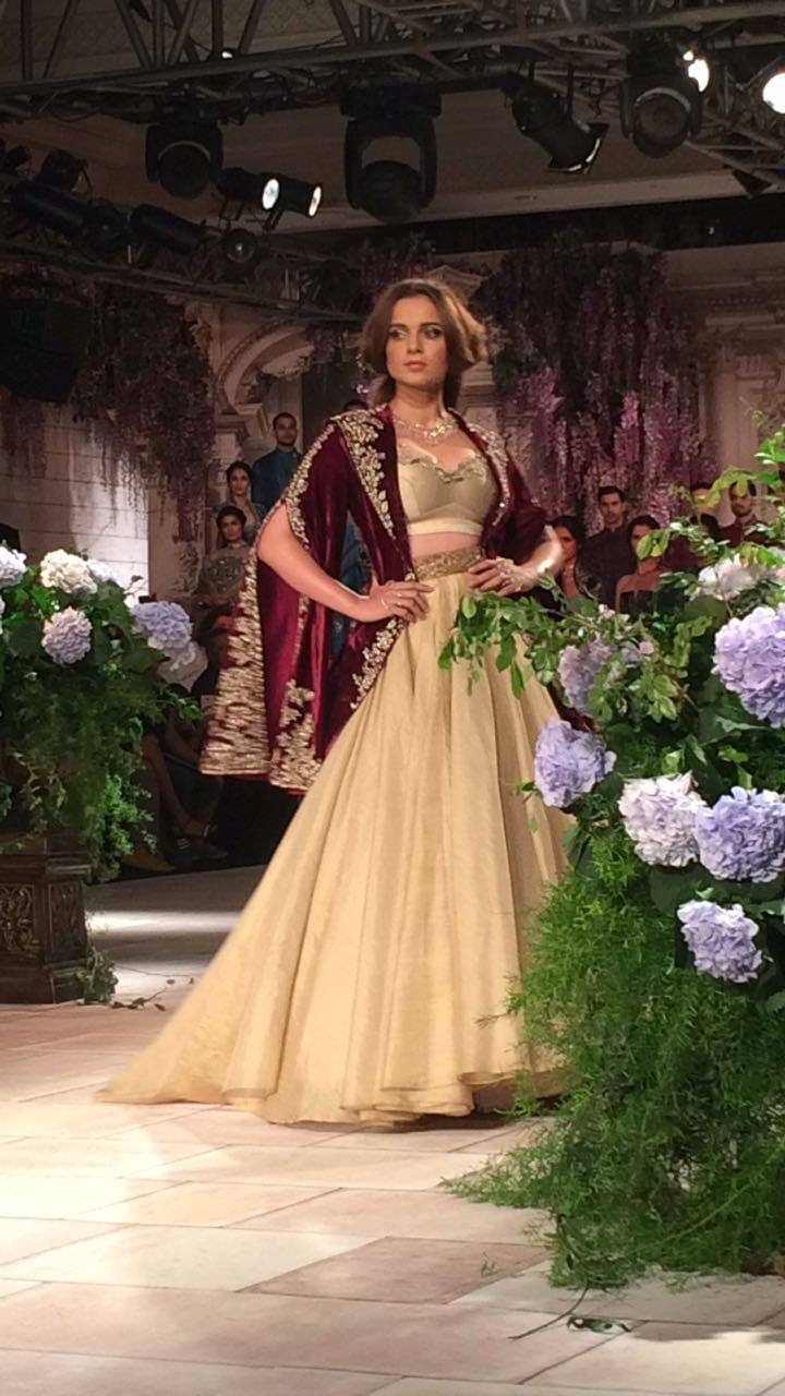 कंगना रनौत ब्राइडल लुक में बेहद खूबसूरत और सिंपल नजर आ रही थीं. 