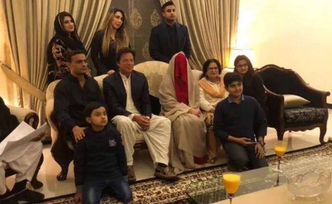 राजनीतिक पार्टी तहरीक-ए-इंसाफ के प्रमुख इमरान खान ने इसी साल के शुरुआत में अपनी आध्यात्मिक गुरु बुशरा मानिक से तीसरी शादी की है. इससे पहले इमरान खान ने अपनी दूसरी पत्नी रेहम खान से अक्टूबर, 2015 में तलाक ले लिया था. फोटोः फेसबुक