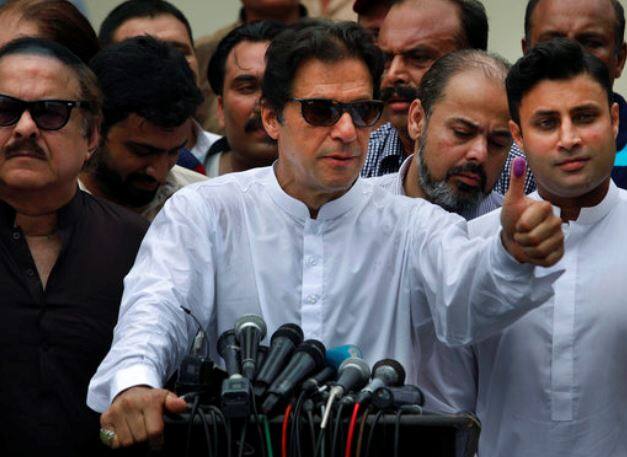 इमरान खान पहली बार सीता व्हाइट के साथ रिलेशनशिप को लेकर चर्चा में आए थे. बात साल 1987-88 की है. बताया जाता है कि साल 1991 में दोनों की करीबियां बेहद बढ़ गई थी. इस बीच साल 1992 में सीता ने एक बेटी को जन्म दिया जिसे लेकर विवाद खड़ा हो गया. फेसबुक