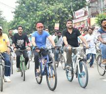 साइकिल चलाने के दौरान सड़क पर गिरे तेजप्रताप यादव