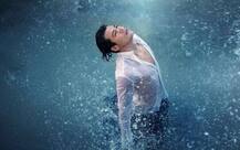 बारिश के मौसम में खुद को यूं बनाएं फैशनेबल