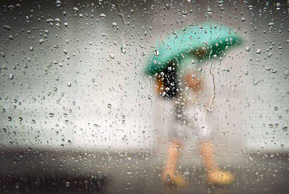  देश के कई राज्यों में मानसून अपने चरम पर है. झमाझम बारिश के बीच शहर की सड़कों पर जब जलभराव और कीचड़ हो जाती हैं, तब खुद को फैशनेबल बनाए रखना काफी मुश्किल होता है. ऐसे में फैशन एक्सपर्ट अनुपम ले‍कर आए हैं आपके लिए फैशन के कुछ नुस्खे. इन्हें अपना आप मानसून में भी लग सकते हैं आकर्षक. फोटोः गूगल फ्री इमेज