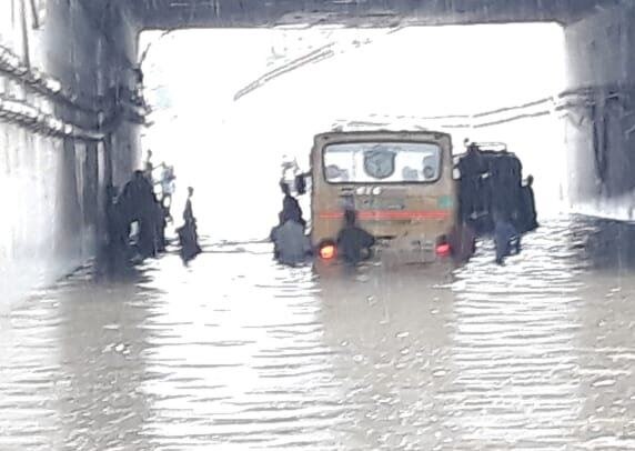 Uttar Pradesh in the grip of heavy rains Ghaghra and Sharda rivers overflowed बारिश से तर-बतर हुआ उत्तर प्रदेश, घाघरा और शारदा नदियां उफान पर