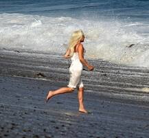 ट्रांसपेरेंट ड्रेस पहन पानी में अठखेलियां करती नजर आई लेडी गागा, जिसने भी देखा बस देखता ही रह गया