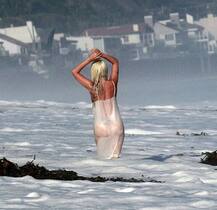 ट्रांसपेरेंट ड्रेस पहन पानी में अठखेलियां करती नजर आई लेडी गागा, जिसने भी देखा बस देखता ही रह गया