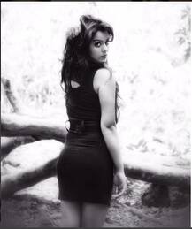 हॉटनेस के मामले में बॉलीवुड अभिनेत्रियों को भी मात देती हैं भोजपुरी एक्ट्रेस निधि झा, देखें तस्वीरें