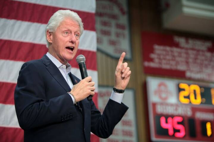 इसके बाद 15 जून, 1999 को तत्कालीन अमेरिकी राष्ट्रपति बिल क्लिंटन ने पाकिस्तान के प्रधानमंत्री नवाज शरीफ से कहा कि कारगिल से अपनी सेना हटा लें. तस्वीर: गूगल फ्री इमेज