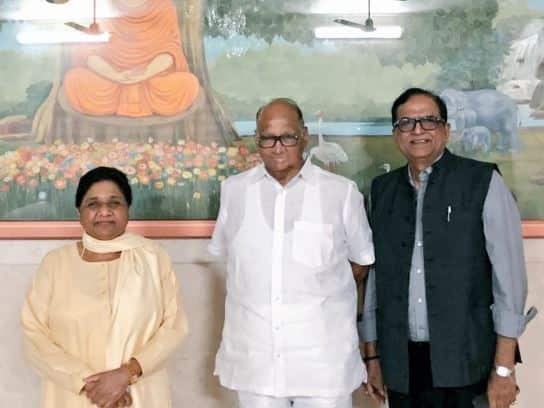 Sharad Pawar meets BSP Chief Mayawati रिश्तों में तल्खी खत्म करने के लिए शरद पवार ने मायावती से की मुलाकात, गठबंधन की संभावना तेज
