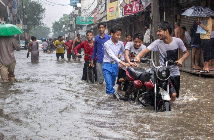 heavy rain fall in delhi ncr भारी बारिश से बिगड़ा दिल्ली-एनसीआर का जन जीवन, गाजियाबाद में कल 12वीं तक के स्कूल बंद