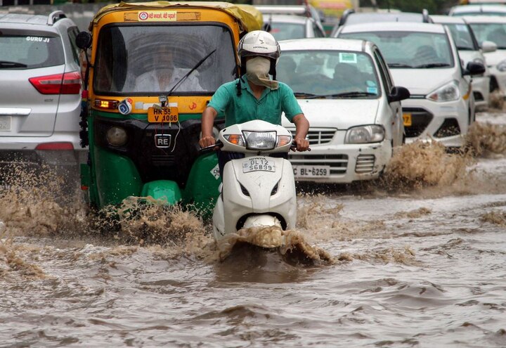 Delhi: Rain causes waterlogging on streets, slows down traffic बारिश के चलते धीमी हुई दिल्ली की रफ्तार, सड़कों पर भरा पानी