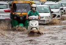 बारिश के चलते धीमी हुई दिल्ली की रफ्तार, सड़कों पर भरा पानी