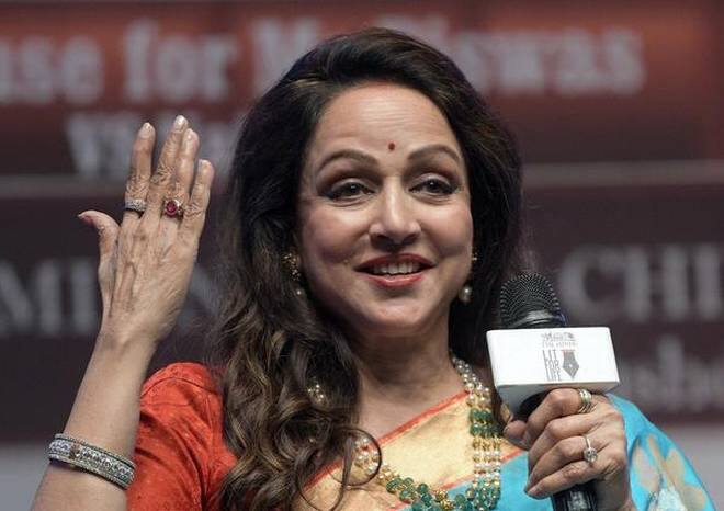 बॉलीवुड सितारों ने कारगिल दिवस पर भारतीय जवानों को याद किया hema malini abhishek bachchan bollywood stars tweeted in the remembrance of kargil martyr on kargil day बॉलीवुड सितारों ने कारगिल दिवस पर भारतीय जवानों को याद किया