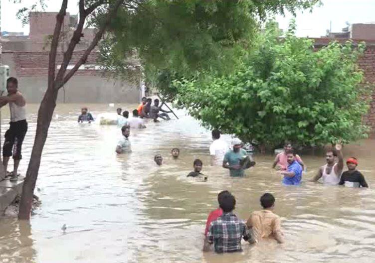 heavy rain in agra, four people died आगरा में मूसलाधार बारिश से भारी तबाही, 4 लोगों की मौत, स्कूलों की छुट्टी