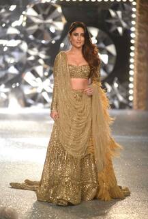 गोल्डन अवतार में रैम्प पर उतरीं करीना कपूर खान, दिखाई ऐसी अदाएं की थम गई निगाहें