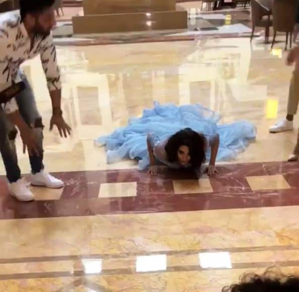 बताते चलें, फिट लुक मैग्जीन के तहत अनिता अपने फैंस को मैसेज दे रही हैं कि सुस्ती छोड़ने के लिए पुशअप्स बेहतर तरीका है. फोटोः इंस्टाग्राम