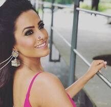 लॉन्ग गाउन पहन अचानक सबके सामने पुशअप्स करने लगी ये हसीना