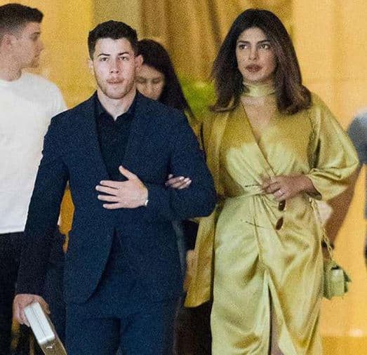 प्रियंका चोपड़ा की शादी की खबरों से इन दिनों फिल्मी गलियारा पटा हुआ है. ऐसे में अब ये कंफर्म बताया जा रहा था कि प्रियंका और निक दोनों ही अपनी रिलेशनशिप को आगे बढ़ाना चाहते हैं. 