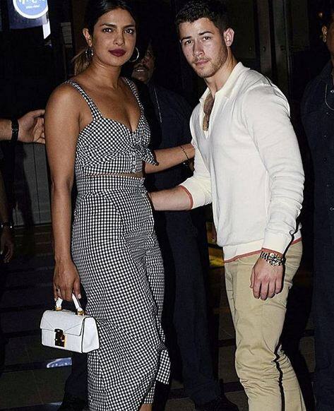 प्रियंका और निक दोनों की ही खास बात ये है कि ये अपनी फीलिंग्स को सोशल मीडिया पर शेयर करने से भी नहीं शर्माते. फोटोः इंस्टाग्राम