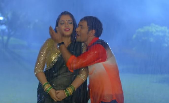 बारिश में Cozy हुए निरहुआ और आम्रपाली , दोनों का ये HOT वीडियो हो रहा वायरल