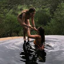 पहले टॉपलेस फोटो पोस्ट की, बाद में लिखा \'किसी के देखने लायक नहीं है ये तस्वीर\'