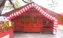 इलाहाबाद : ग्रहण का सूतक शुरू होते ही बंद हुए मंदिरों के कपाट, संगम पर अनूठे अंदाज़ में हो रही है साधना