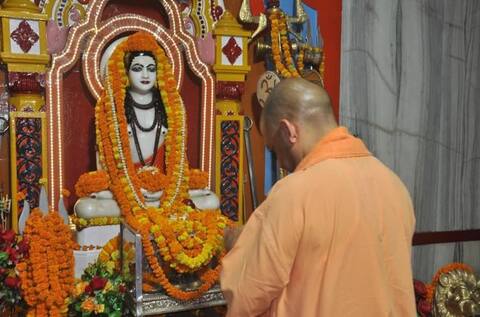 गोरखपुर: गोरखनाथ मंदिर में मनाई गई गुरु पूर्णिमा, गोरक्षपीठाधीश्वर महंत योगी आदित्यनाथ ने शिष्यों को दिया आशीर्वाद गोरखपुर: गोरखनाथ मंदिर में मनाई गई गुरु पूर्णिमा, गोरक्षपीठाधीश्वर महंत योगी आदित्यनाथ ने शिष्यों को दिया आशीर्वाद