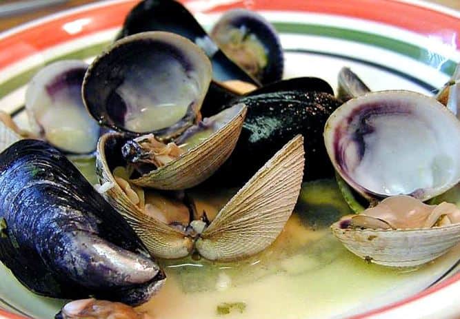 शेलफिश-शाही परिवार अपनी यात्रा के दौरान शेलफिश नहीं खा सकता है. इस टाइप के खाने से फूड पॉइजनिंग का डर होता है. इसलिए ये मछलियां शाही परिवार के लिए बैन हैं.