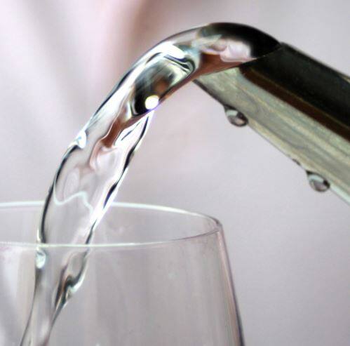 नल का पानी-सिर्फ खाना ही नहीं, शाही परिवार के लोगों को यात्रा के दौरान नल का पानी पीने की भी मनाही है. ऐसा इललिए किया जाता है ताकि शाही परिवार को पानी बदलने से होने वाली पेट की बीमारियों से बचाया जा सके.