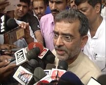 राजनीतिक सवालों से परेशान हुए उपेंद्र कुशवाहा, पत्रकारों से कहा- कहिए तो आपके पांव पकड़ लूं