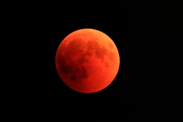 Lunar Eclipse on November 8: NASA explains reason behind red color of 'Blood Moon' Lunar Eclipse : நிலா சிவப்பா இருக்கப்போகுதா? ஏன் தெரியுமா? : கிரகண ரகசியம் பகிர்ந்த நாசா