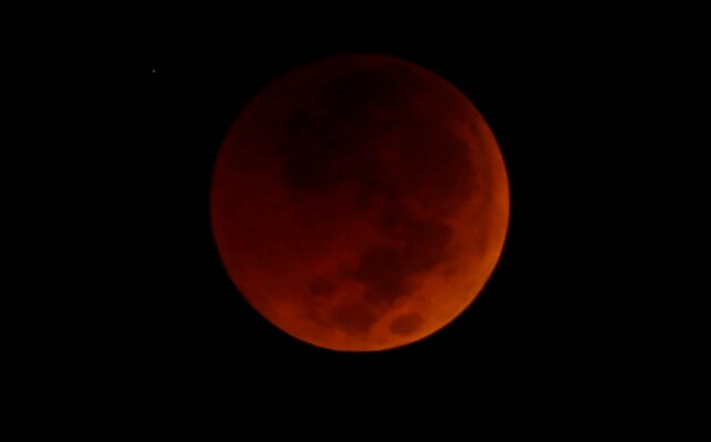 Blood moon 2018: the lunar eclipse, People in Delhi-Mumbai can not see blood moon view दुनिया ने देखा सदी का सबसे लंबा चंद्रग्रहण, दिल्ली-मुंबई में लोग नहीं देख सके ब्लड मून का नजारा