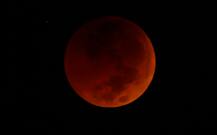 दुनिया ने देखा सदी का सबसे लंबा चंद्रग्रहण, दिल्ली-मुंबई में लोग नहीं देख सके ब्लड मून का नजारा