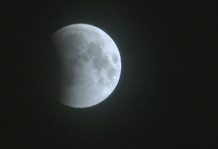 थोड़ी देर बाद चांद पर अंधेरा छाने लगा.