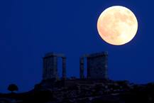 सदी के सबसे लंबे चंद्रग्रहण की अद्भुत तस्वीरें, \'व्हाइट मून\' से ऐसा बना \'ब्लड मून\'